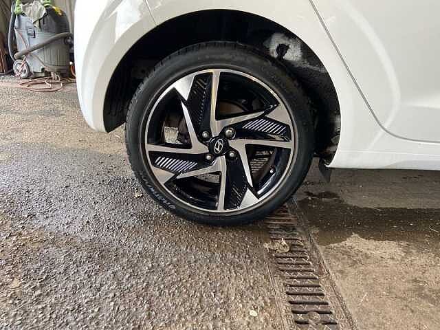 Hyundai i10 1.2 Premium Hatchback 5dr Petrol Manual Euro 6 (s/s) (84 ps)